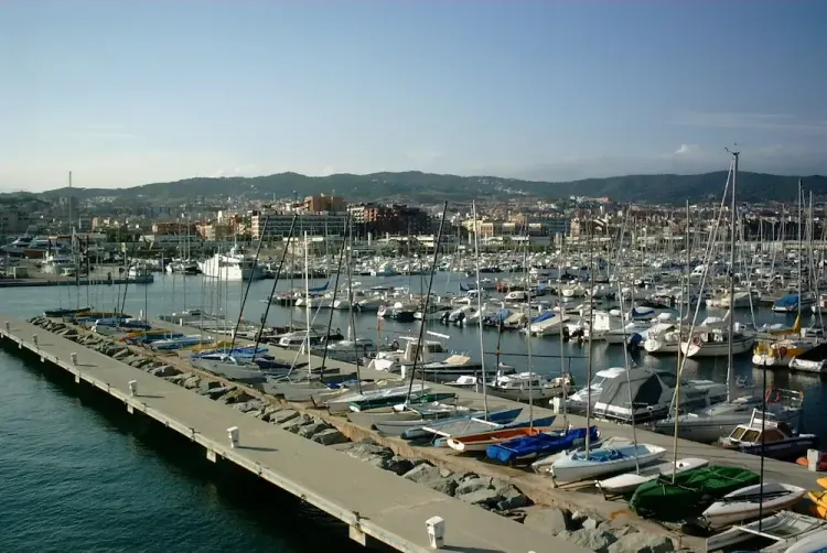 Ciudad de mataró vista desde el puerto con barcos en amarres