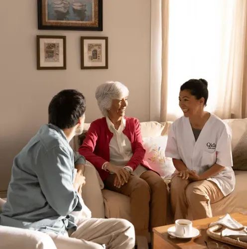 Familia en casa con cuidadora de personas mayores